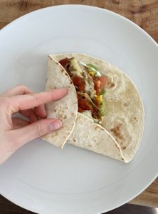 Schwedische Tacos richtig falten: linke Seite umklappen