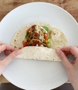 Tacos richtig falten: als erstes wird die Unterseite hochgeklappt