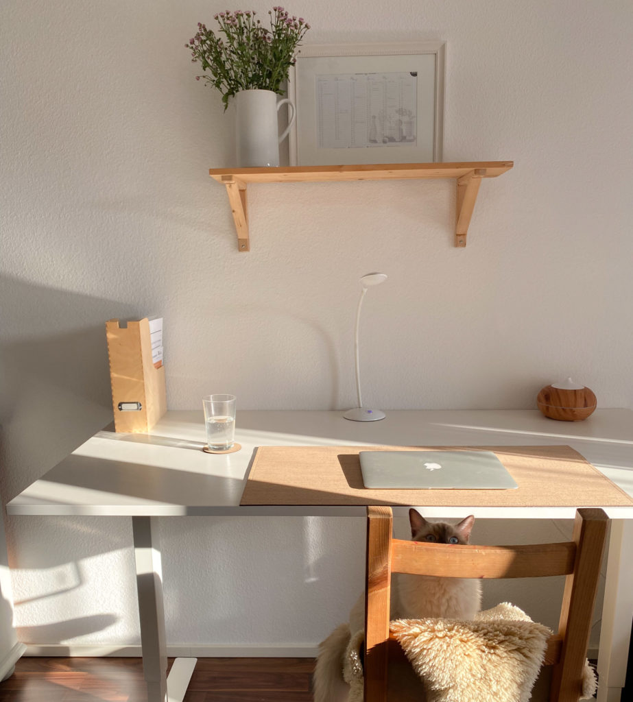 helle Einrichtung und viele Naturtöne für ein Arbeitszimmer im skandinavischen Stil